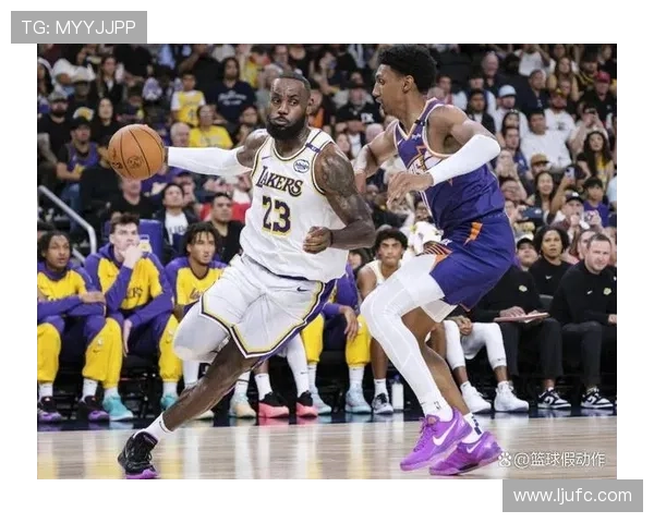 布克手感低迷却助攻频频半场仅得6分4失误展现团队配合