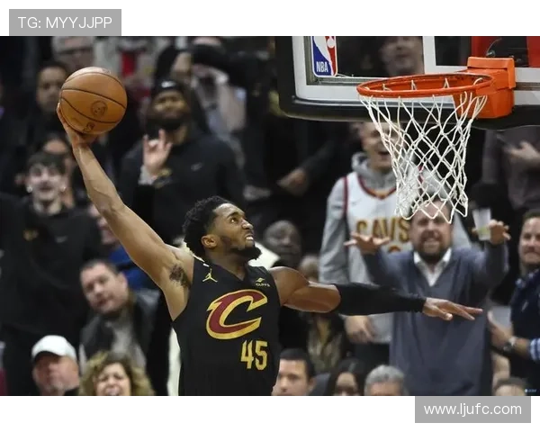 米切尔28投10中砍下28分15篮板8助攻神仙绝平三分令人叹为观止